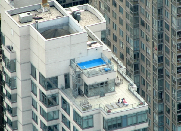 Penthouse thường có sân vườn ngoài trời còn duplex là không gian khép kín